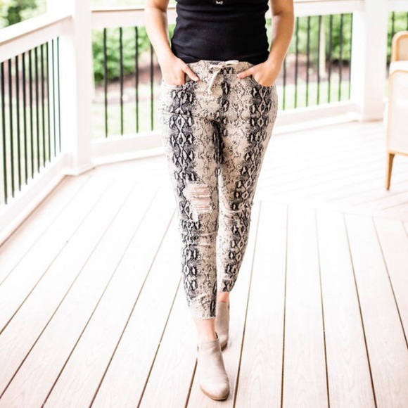 YMI Denim High-Rise Snake Skinny Joggers - 1XL - Picture 2 of 3